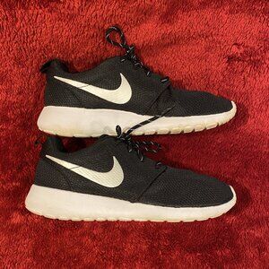 Nike Roshe Running Shoe - Black with Metallic Light Silver Swish - W Size 8.5